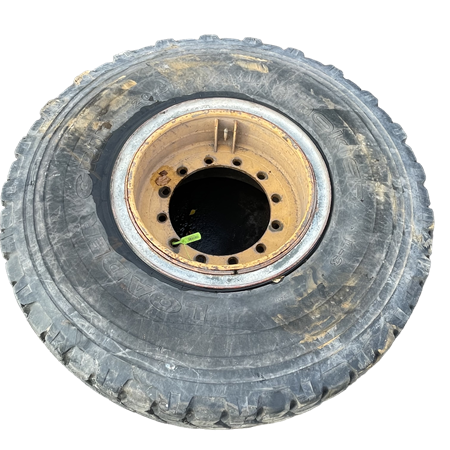 Däck på fälg. däcket är trasigt